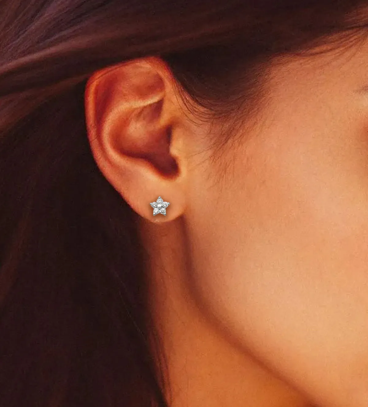 Pendientes de oro blanco 18k con brillantes 243_297-02356-02648 pendiente-de-oro-18k-con-diamantes-trepador-y-fijo-243_297-02356-02648_Modelo mujer estrella