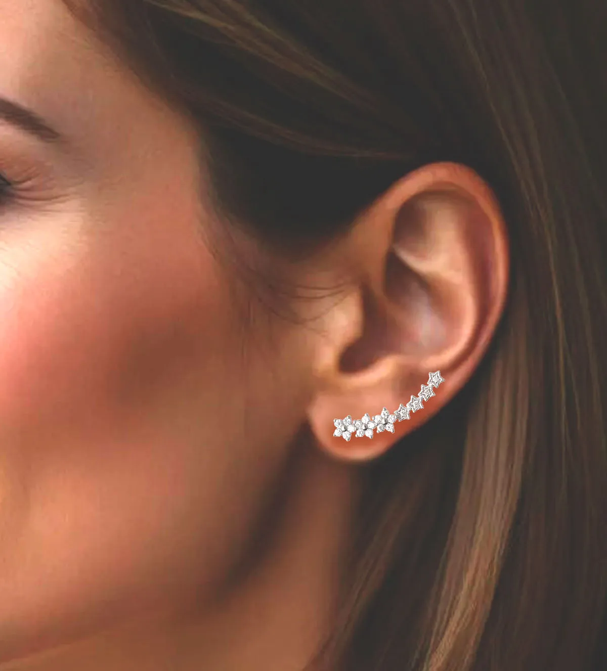 Pendientes de oro blanco 18k con brillantes 243_297-02356-02648 pendiente-de-oro-18k-con-diamantes-trepador-y-fijo-243_297-02356-02648_Modelo mujer trepador