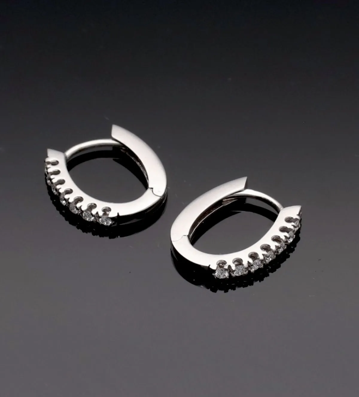 Pendientes de oro aros de oro blanco con brillantes 169_OR0651 pendientes-de-oro-blanco-18k-con-brillantes-tipo-aro-169_OR0651 toma sin retoque