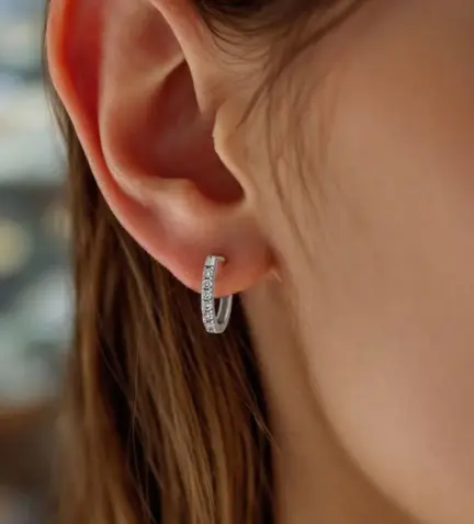 pendientes-de-oro-blanco-18k-con-brillantes-tipo-aro-169_OR0651 modelo mujer