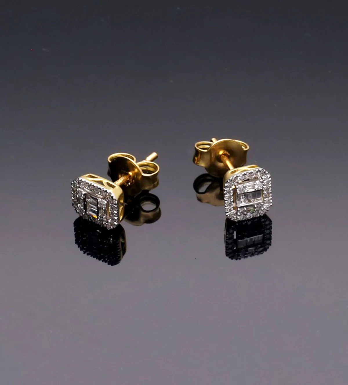 Pendientes de oro y diamantes naturales 243_679-00282 pendientes-de-oro-con-diamantes-243_679-00282_fondo negro sin retoque fotografico