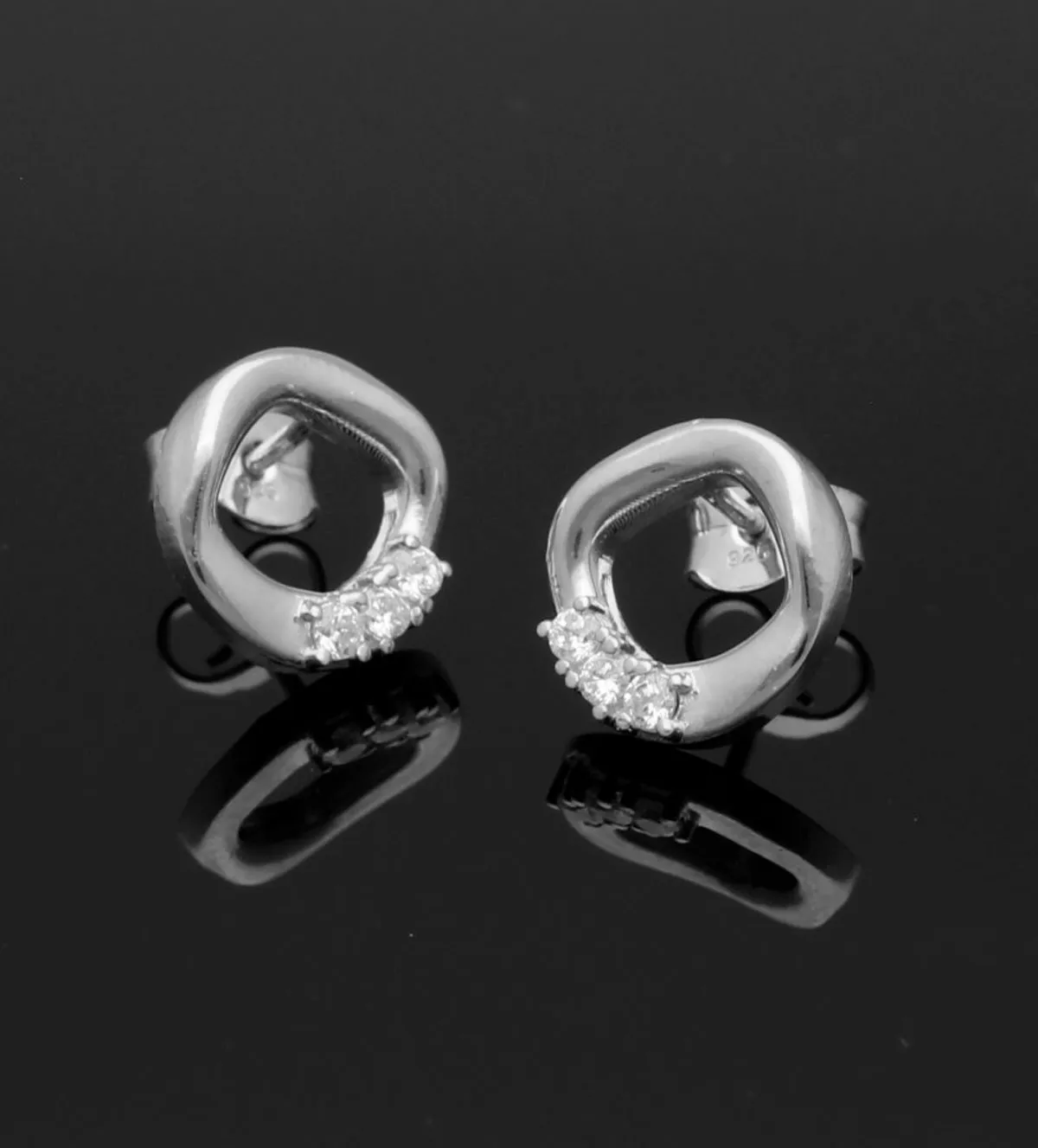 Pendientes de plata con circones 266_0111117 pendientes-de-plata-266_0111117-1-1-13MM_05 fondo negro sin retoque