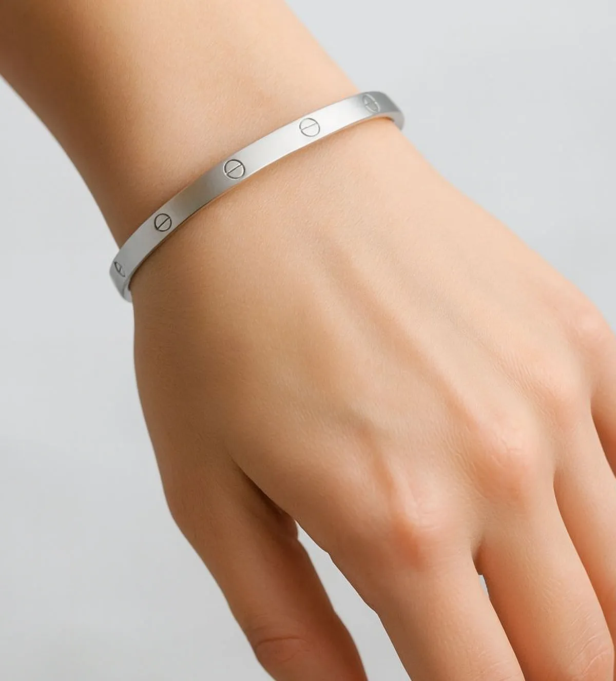 Pulsera de plata rígida tornillos 266_0410956-1-1-BRAZ pulsera-de-plata-266_0410956-1-1-BRAZ toma modelo mujer