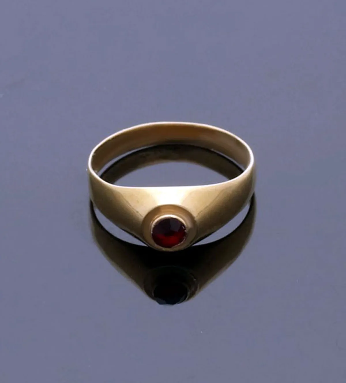 Anillo de oro 18k para bebé 038_LO-009-12-MY8-01 anillo-de-oro-con-rubi-para-bebe-038_LO-009-12-MY8-05 fondo negro sin retoque