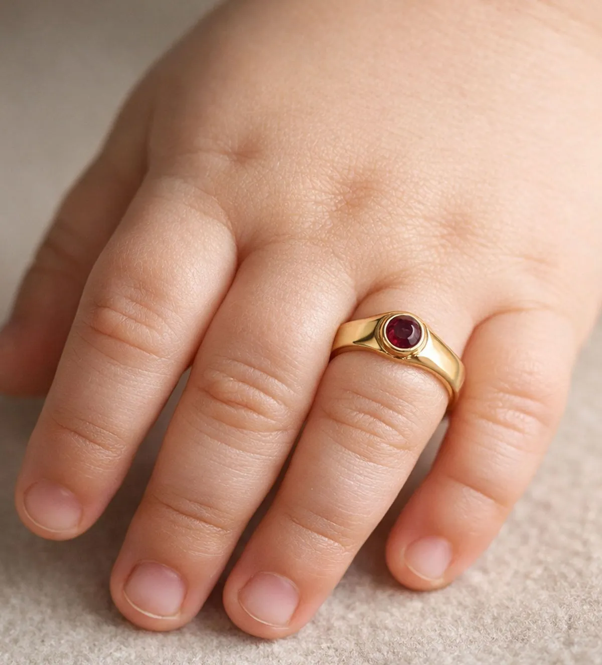 Anillo de oro 18k para bebé 038_LO-009-12-MY8-01 anillo-de-oro-con-rubi-para-bebe-038_LO-009-12-MY8-01_Modelo bebe