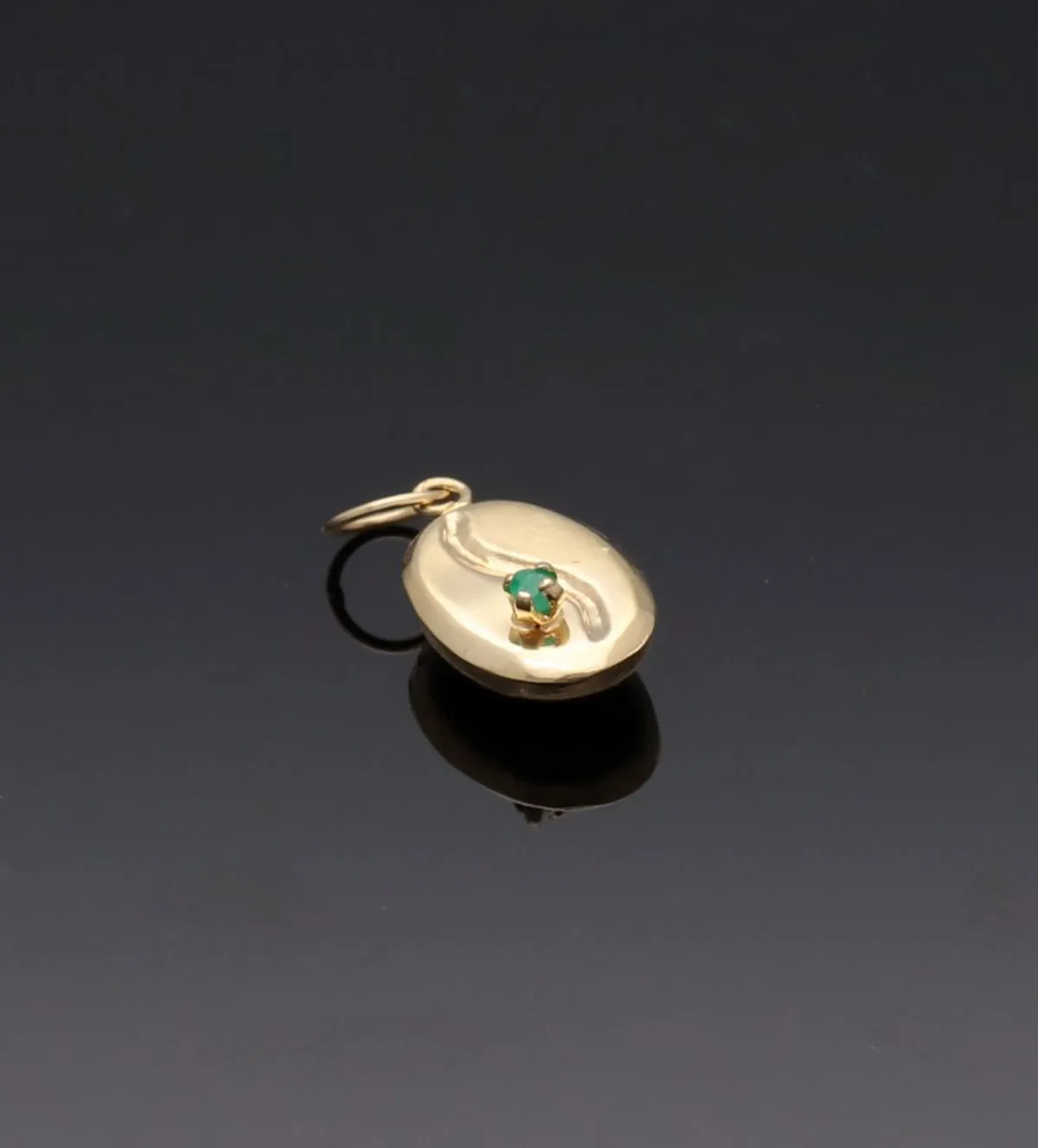 Colgante de oro Grano de café 036_BB_25F17 colgante de oro grano de cafe 036_BB_25F17_05 fondo negro toma sin retoque