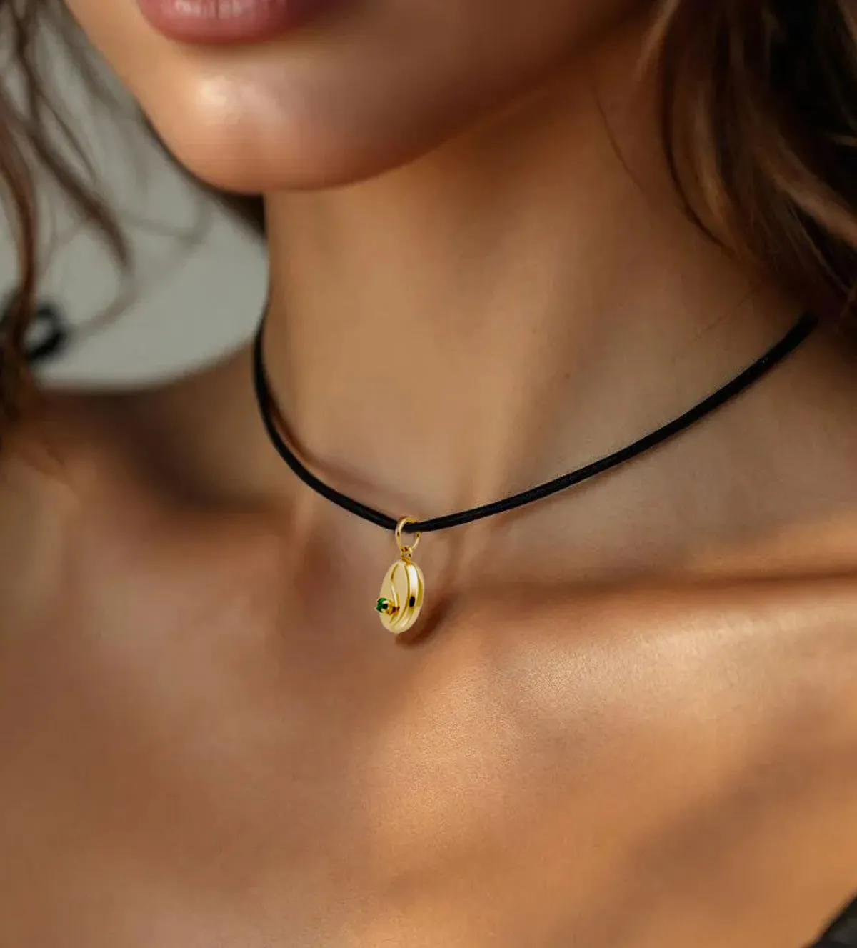 Colgante de oro Grano de café 036_BB_25F17 colgante de oro grano de cafe 036_BB_25F17_10 modelo mujer