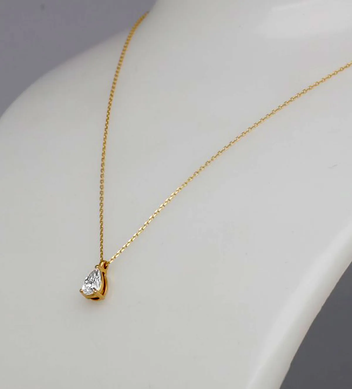 Gargantilla de oro 18k con brillante pera 243_765-00656 gargantilla de oro 18k con diamante talla pera 243_765-00656_01