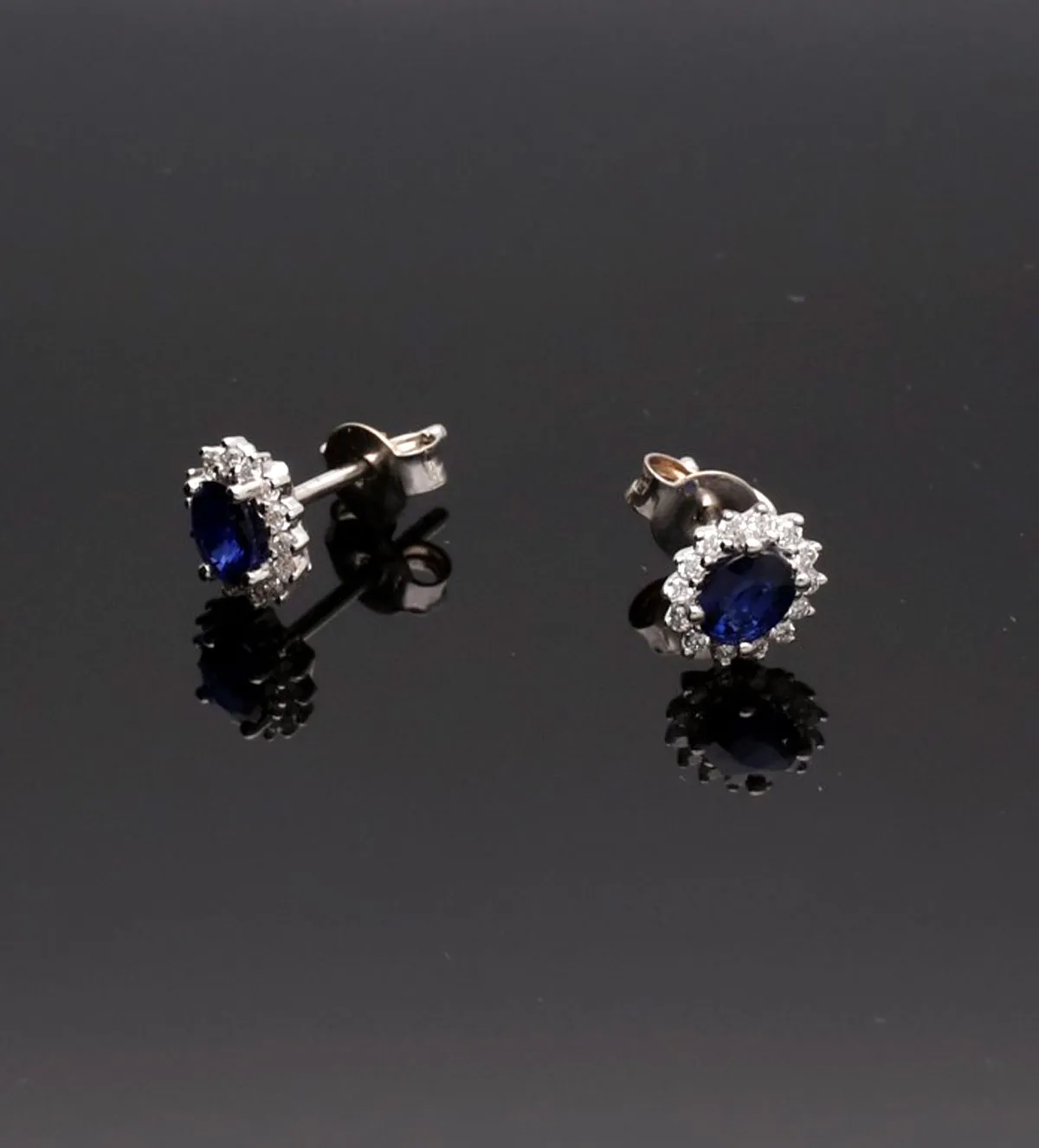 Pendientes de oro 18k con piedra preciosa orlada de brillantes 243_376-0055X pendientes de oro ley 18k con zafiro y brillantes 243_376-00553_05